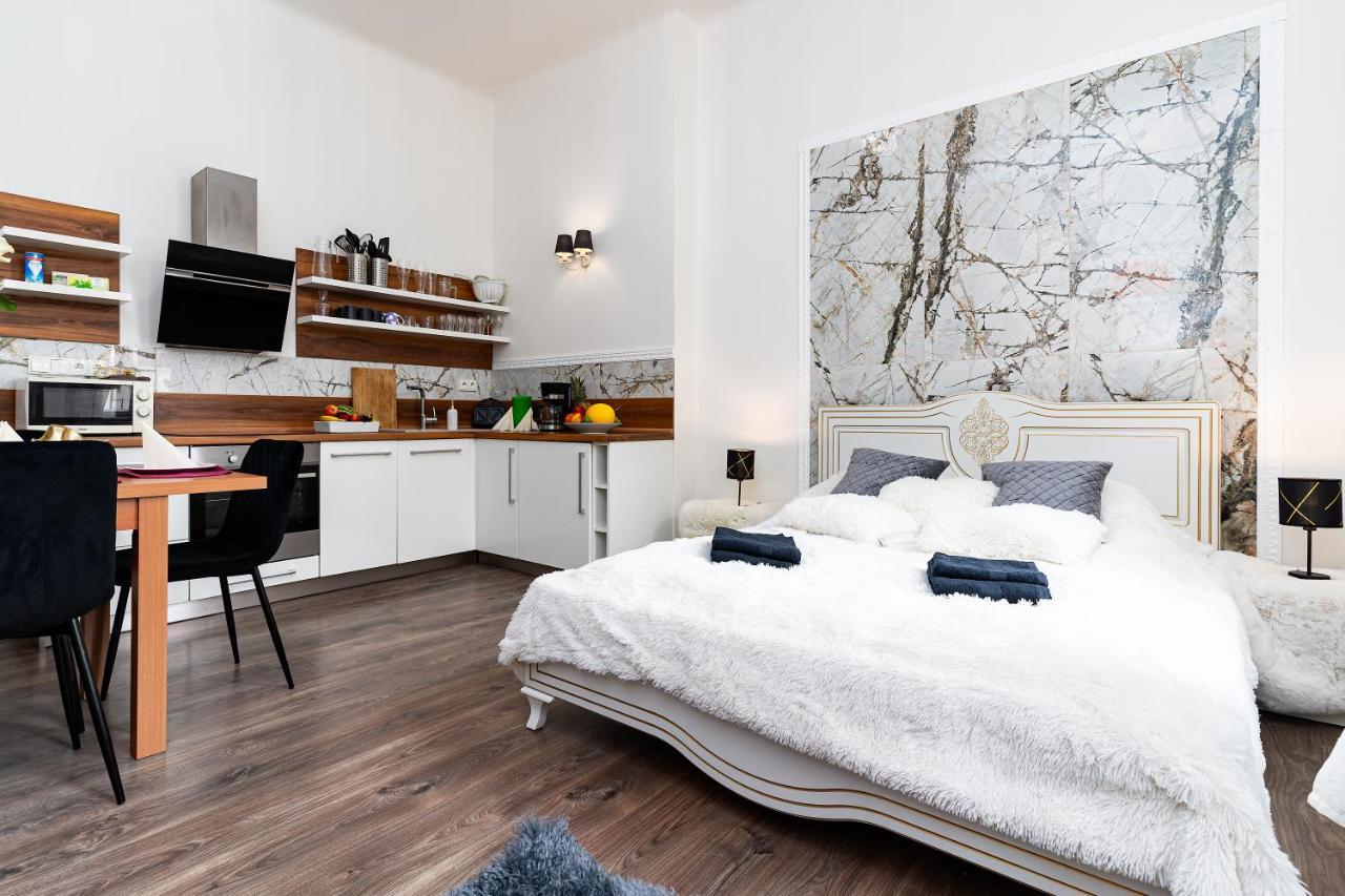 Emperors Elegance Suite Прага Екстер'єр фото